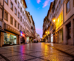 Fototapeta na wymiar Rua comercial de Ferreira Borges na baixa de Coimbra ao fim do dia,