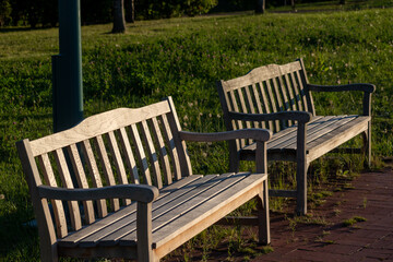 夕暮れの公園のベンチ
