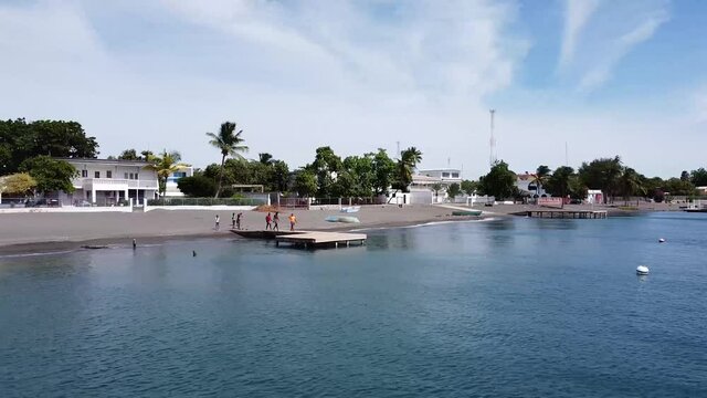 palmar de ocoa, republcia dominicana, junio 3 2021 - ni&ntilde;os jugando cerca de la costa, hermoso dia soleado, paneo de la playa en vista amplia de las playas de palmar de ocoa