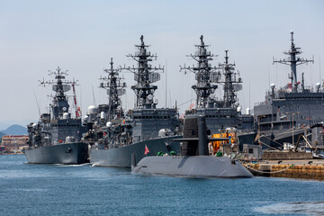 停泊中の海上自衛隊の護衛艦と潜水艦(呉・広島)