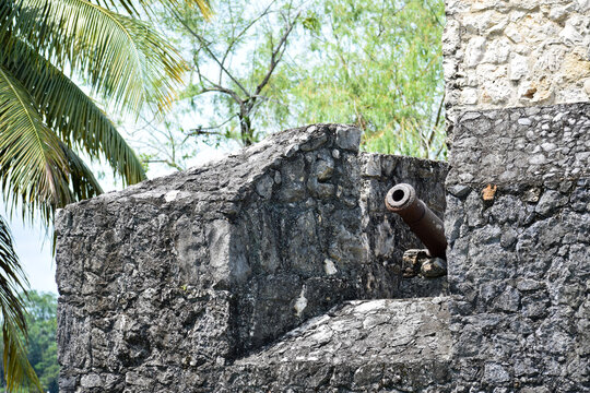 Ca&ntilde;on montado en un muro de piedra, en el Castillo de San Felipe de Lara, utiizado para proteger de ataques externos, departamento de Izabal, Guatemala.