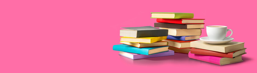 積み重ねられたカラフルな装丁の本。コーヒー。 読書、勉強、書評のイメージ。

