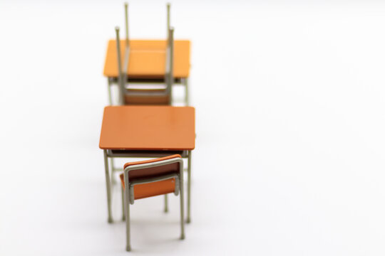 並べられた学校の机と椅子