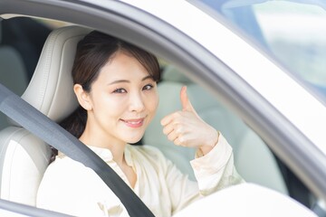 車を運転する日本人女性 - obrazy, fototapety, plakaty