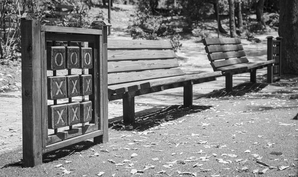 Fotografia blanco y negro tic tac toe juego recreativo en parque publico de honduras B&W 