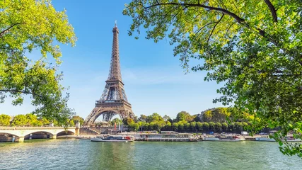 Meubelstickers Eiffeltoren in de stad Parijs © Stockbym