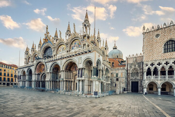 Fototapeta na wymiar The St Mark's Basilica in Venice