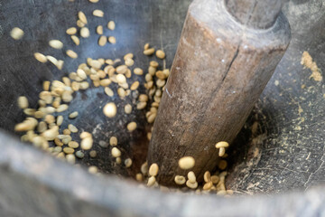 コーヒー豆の薄皮剥き