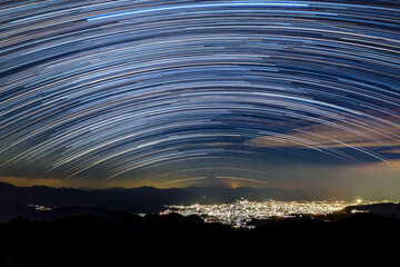 山梨市牧丘の夜景と星の軌跡
〜富士山山頂を貫くカノープス