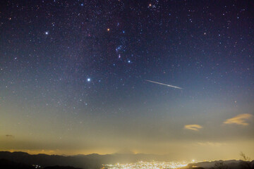 山梨市牧丘からのオリオン座と火球（流星）
〜はるか彼方の富士山と夜景
