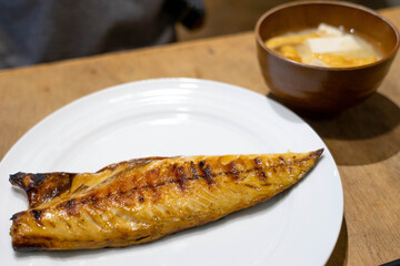 鯖のグリルと味噌汁