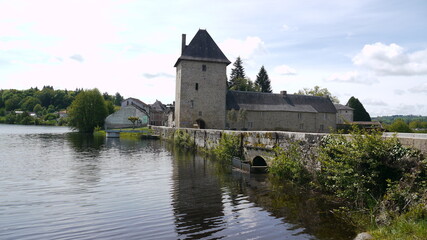 Fototapeta na wymiar vieux village médiéval dans le Limousin (France)