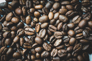 画面いっぱいの深煎りのコーヒー豆