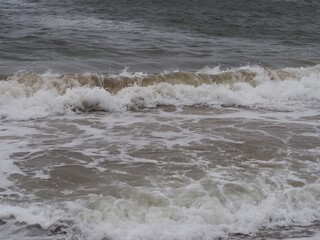 荒れた海と打ち寄せる白波