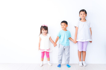 Naklejka premium 仲良く遊ぶ子どもたち