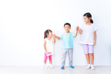 Obraz premium 仲良く遊ぶ子どもたち