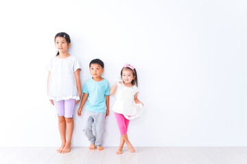 Obraz premium 仲良く遊ぶ子どもたち