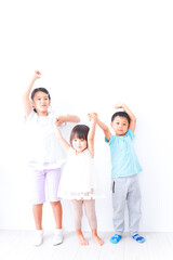 Obraz premium 仲良く遊ぶ子どもたち