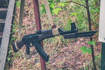 AK-47 Kalaschnikow Nahaufnahme im  Wald auf der Halbinsel Hel in Polen. Aufnahme nach einem...