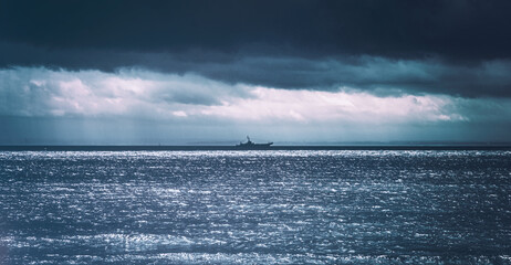 Dramatisches Foto an der Küste bei Regenschauer auf der Halbinsel Hel bei Sturm. Island Hel Poland...