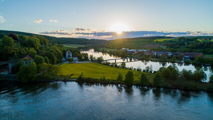 Obraz premium Wunderbarer sommerlicher Sonnenuntergang mit bayerischer Landschaft