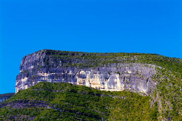 Montaña con cielo azul
