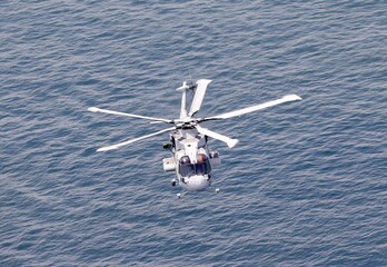 海上を飛ぶヘリコプター