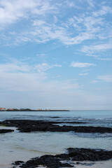 The beautiful emerald-colored sea of ​​Jeju Island is a popular tourist destination for Koreans.