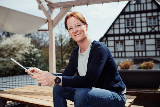 Frau auf der Terrasse