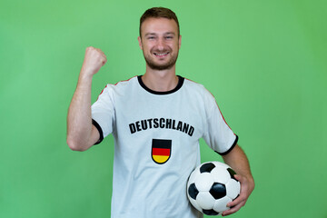 Jubelnder männlicher Fussball Fan aus Deutschland mit Trikot