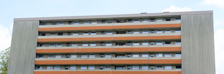 Balkone an einem Mehrfamilienhaus, Ruhrgebiet, Nordrhein-Westfalen, Deutschland, Europa