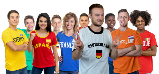 Optimistischer deutscher Fussball Fan mit Fans aus anderen Ländern