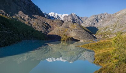 Fototapeta na wymiar Scenic lake in the Altai Mountains, morning view. Traveling in the mountains.