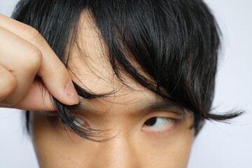 日本人男性の前髪　癖毛　うねり - obrazy, fototapety, plakaty