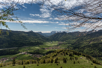 Bergblick ins Tal im Chiemgau im Fr&uuml;hjahr