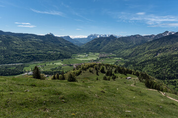 Fototapeta na wymiar Bergblick ins Tal im Chiemgau im Frühjahr