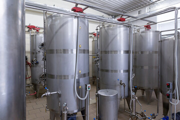 Stainless steel barrels and tanks and other containers for liquids in the food industry. Industrial production of alcoholic or soft drinks.