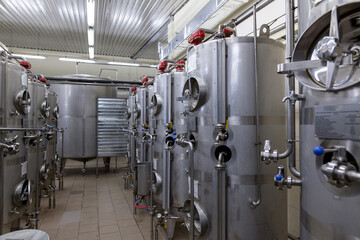 Stainless steel barrels and tanks and other containers for liquids in the food industry. Industrial production of alcoholic or soft drinks.