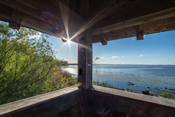 Chiemsee Blick Hischauerbucht  aus Beobachtungshütte mit Wolken und Gegenlicht