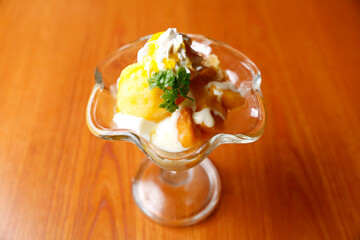 ガラスの器のマンゴーパフェ