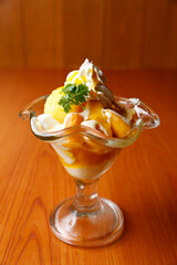 ガラスの器のマンゴーパフェ