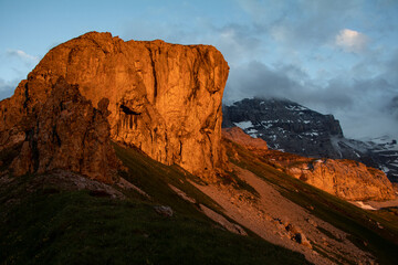 Wunderschöner Ausblick auf der Passhöhe des Klausenpass. Atemberaubende Lichtstimmung.