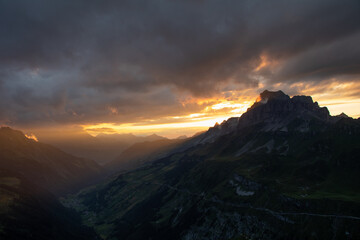 Wunderschöner Ausblick auf der Passhöhe des Klausenpass. Atemberaubende Lichtstimmung.