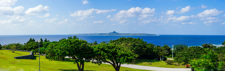 沖縄の青い空と青い海、海洋博公園の総合案内所（ハイハイプラザ）から伊江島の眺め