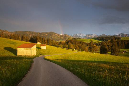 Allgäuer Straße mit Regenbogen und Berge