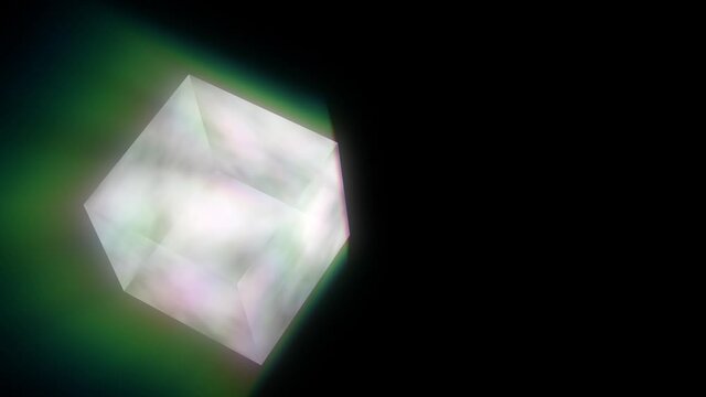 Transparenter Würfel als Prisma, der sich wie ein Kristall durch das Bild bewegt