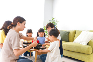 ごはんを食べる子どもとママ友