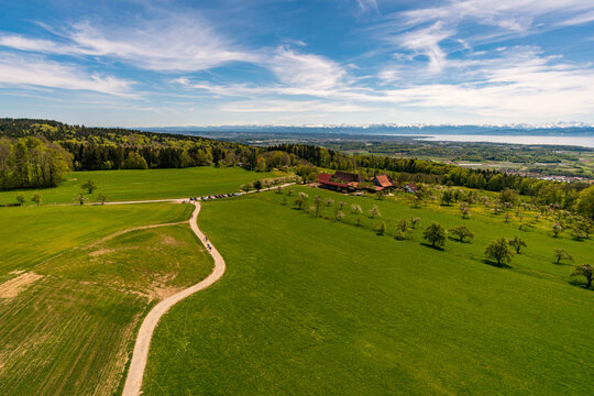 Along the premium hiking trail "GuckInsLand" near Markdorf on Lake Constance
