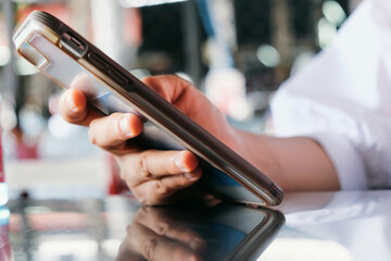 Obraz premium close up image of Teenage girl text messaging on her phone