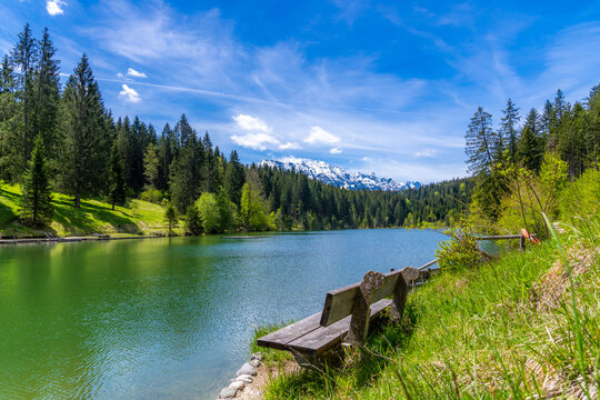 Holzbank am Grubsee mit Blick auf die Alpen